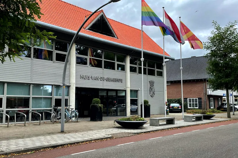 gemeentehuis wijchen met regenboogvlag cizo communicatie