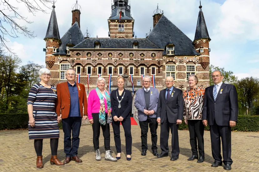 groepsfoto gedecoreerden en burgemeester full body copyrights broer van den boom