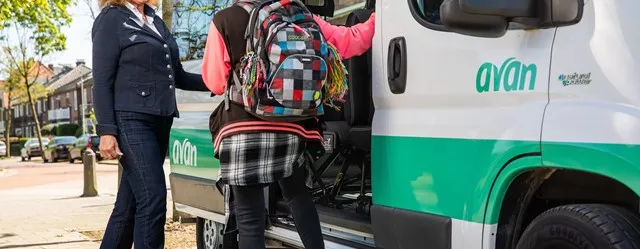 meisje stapt in de bus