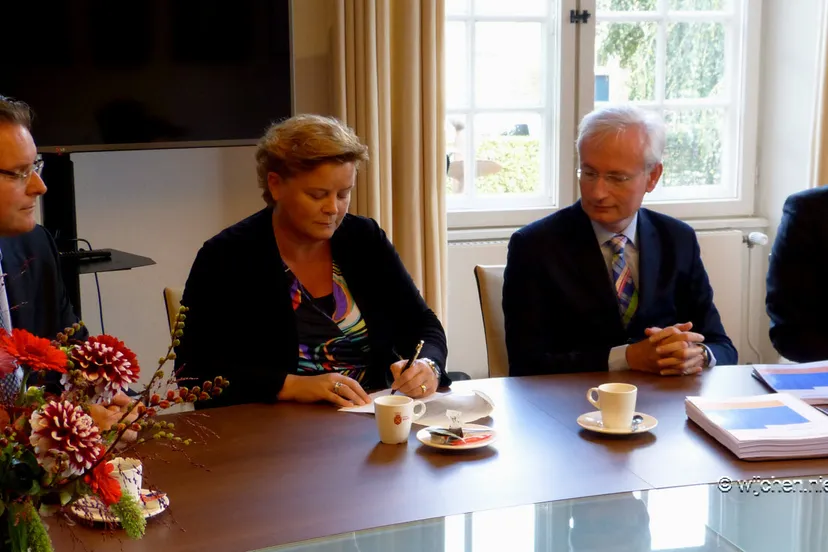 ondertekening gemeente wijchen en rabo 01
