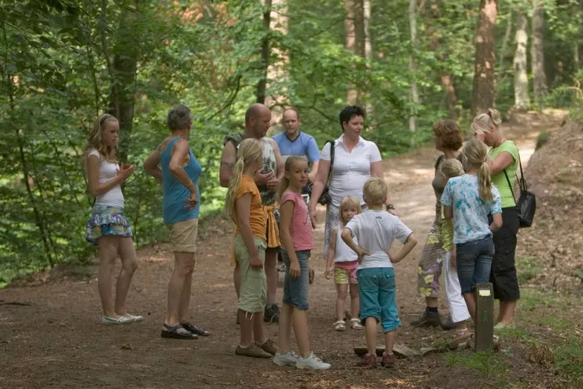opa en oma kleinkind wandeling foto dies goorrman