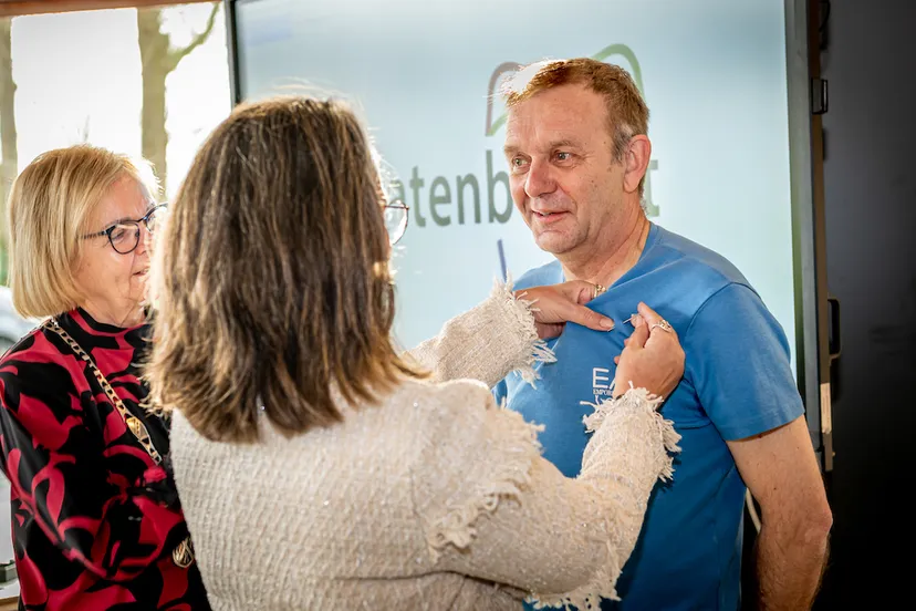 opspelden zilveren draagspeld door echtgenote diepenbroek met burgemeester kopie