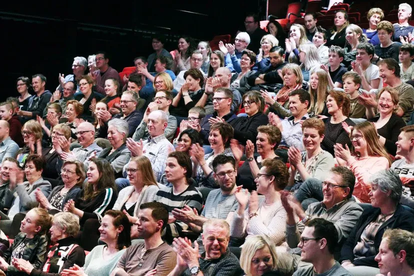 publiek tbv previewavond fotograaf broer van den boom