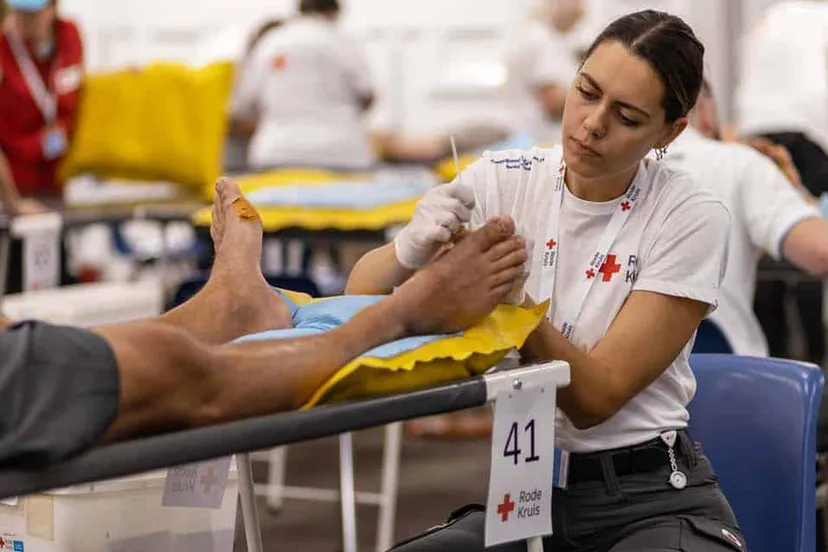 rode kruis vrijwilliger die blaren prikt bij nijmeegse vierdaagse