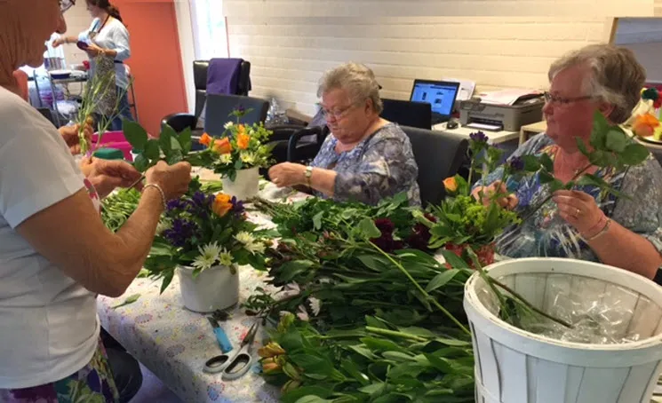 schik met bloemen bijons 00