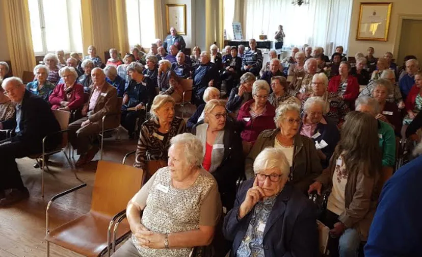 soamen op n benkske 00