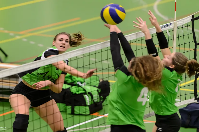 trivosdames korinda kant slaat door het sss blok