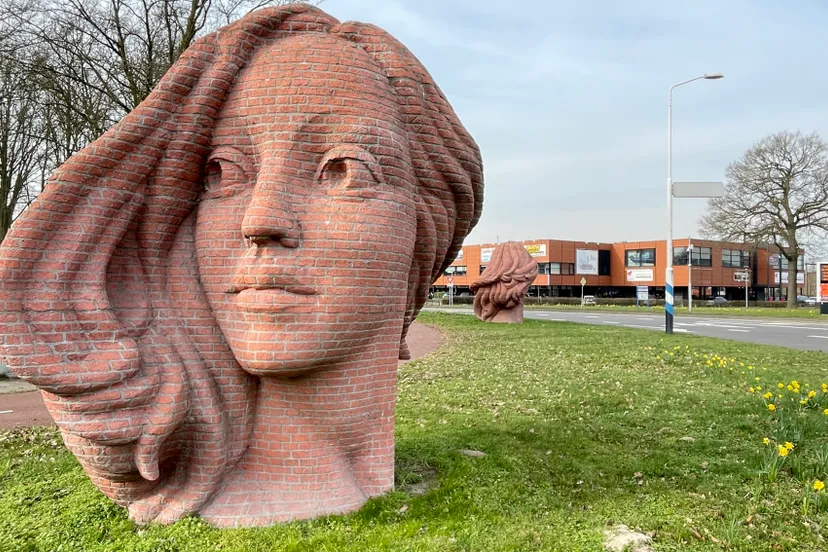 twee monumentale hoofden cizo