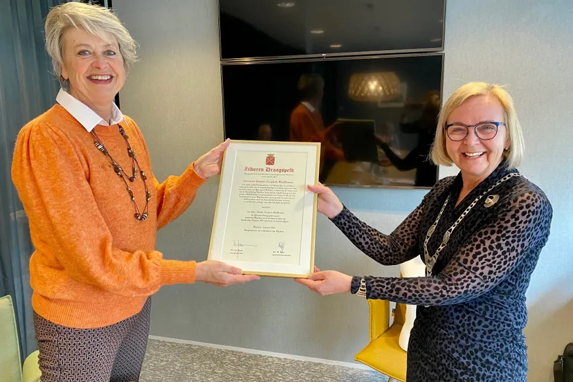 uitreiking mevrouw zwinkels warffemius samen met burgemeester m van beek oorkonde