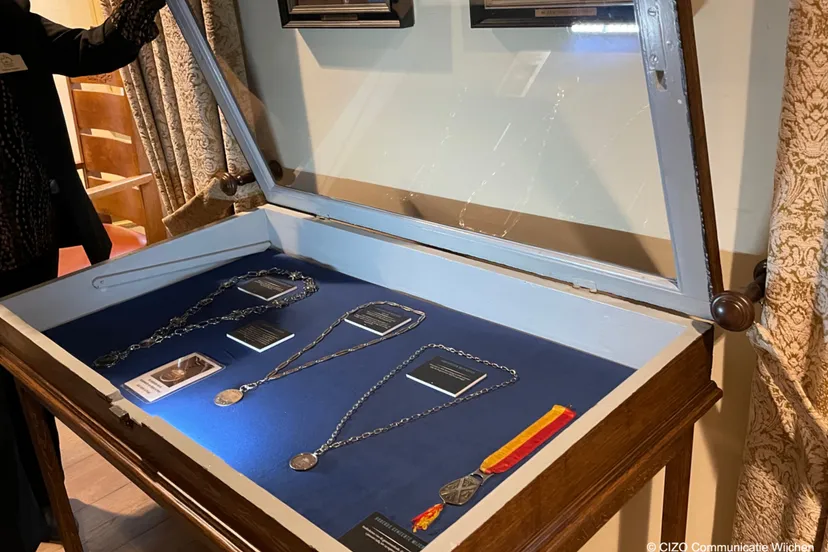 vitrine burgemeesterskettingen cizo