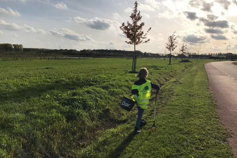 wijkheld ruimt zwerfafval op