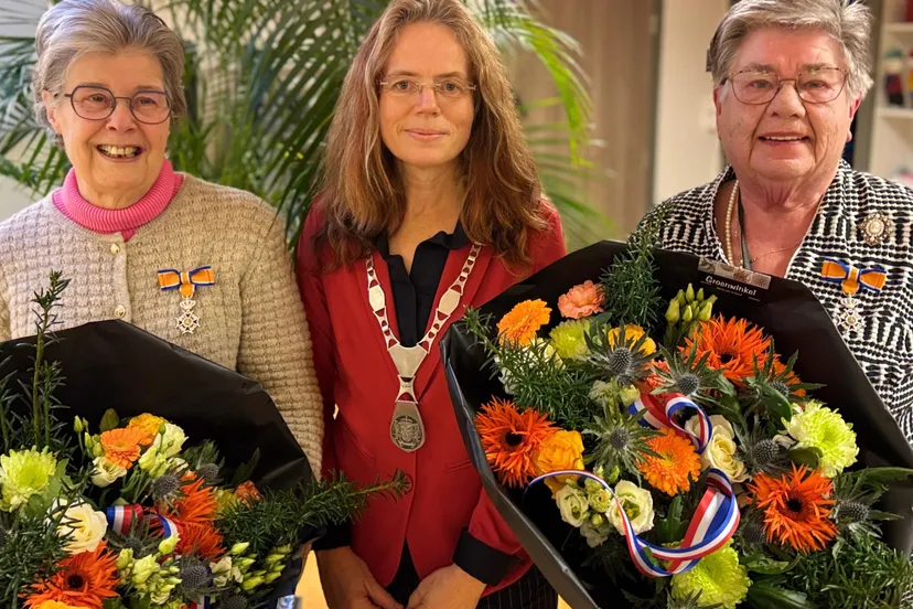 uitreiking koninklijke onderscheiding 17 december mevrouw van den heuvel en mevrouw zweers