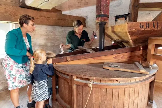 Hernen-molen-binnen-bezoekers-1