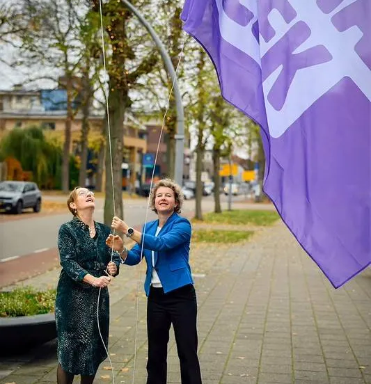 20251110 vlag hijsen