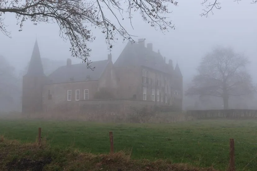 kasteel-Hernen-exterieur-mist