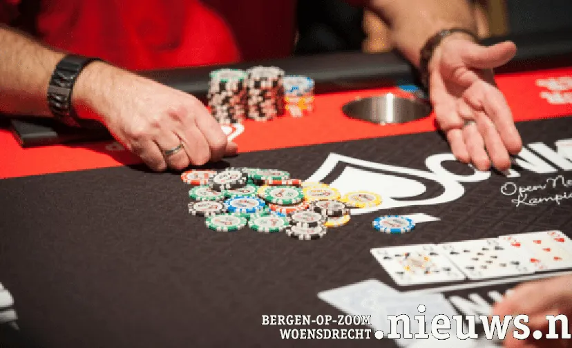 pokerspeler met chips