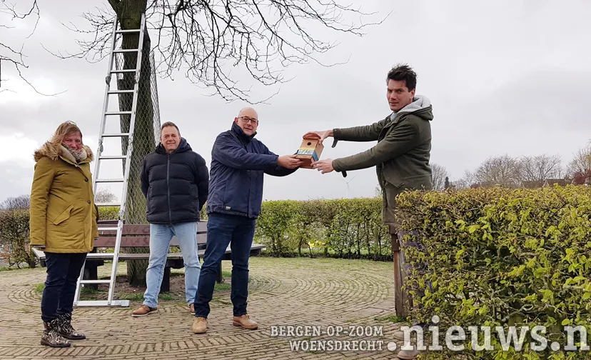 wethouder van agtmaal en dpf woensdrecht met nestkastje