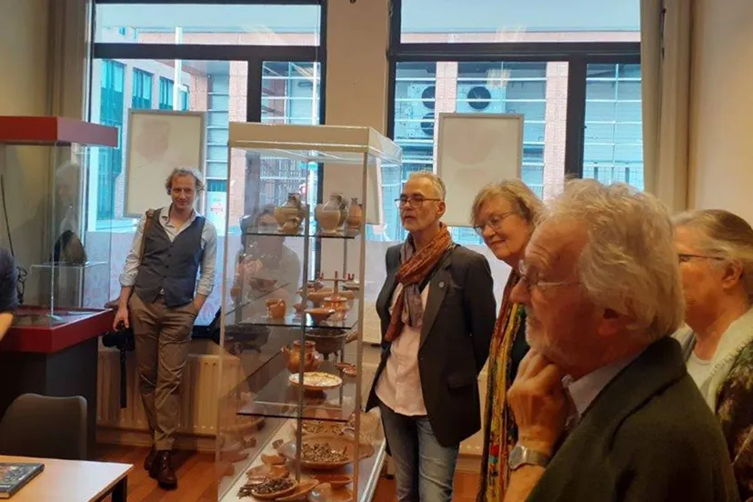 ArcheoHotSpot BoZ interieur met belangstellenden gecomprimeerd