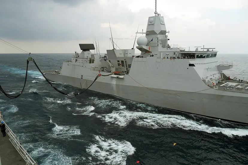 1200px hr ms de ruyter krijgt olie van hr ms amsterdam 0