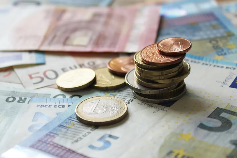 euro geld auf scheinen und banknoten 1 euro fokus mit stapel