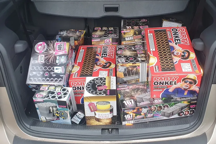 kofferbak met vuurwerk