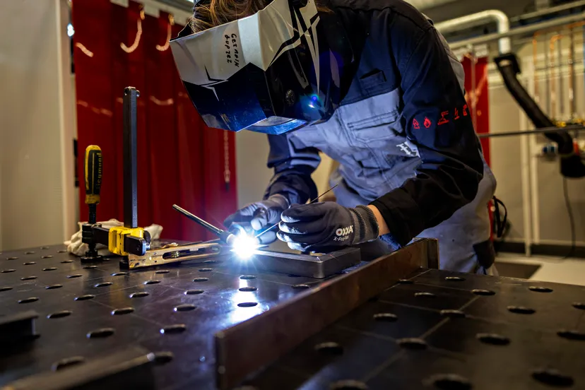 lasser op de nieuwe technieklocatie zaandam