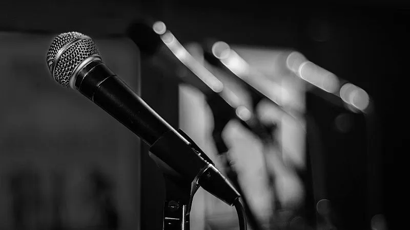 open podium de rotonde bijgesneden