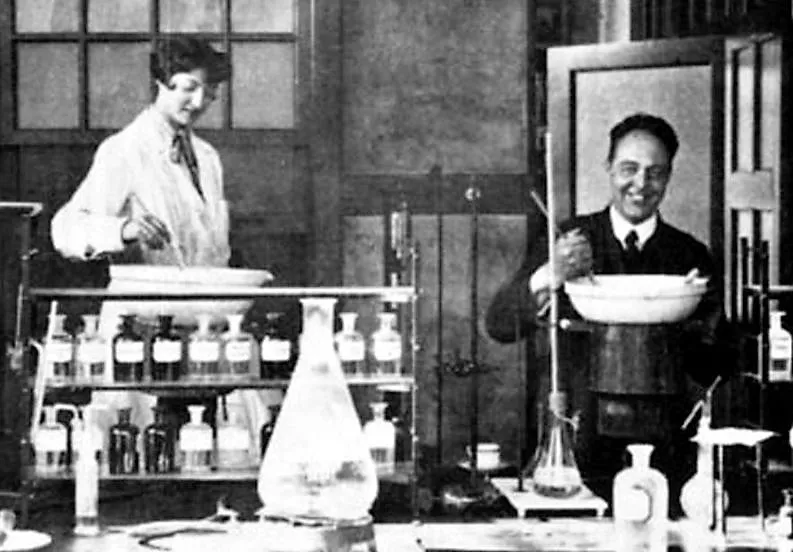 prof pe verkade en echtgenote in laboratorium