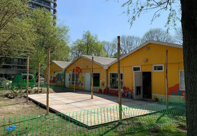 terrasje kleurrijk kleurenbuurt