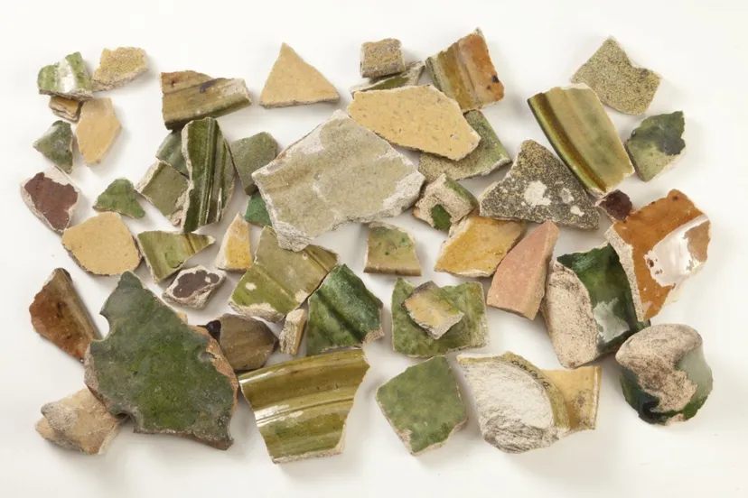 veertigtal crme aardewerk scherven met groene en geelbruine loodglazuur van vergiet b13ofl 60023631 rce