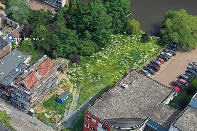 westzijde rechts naast braakliggend terrein