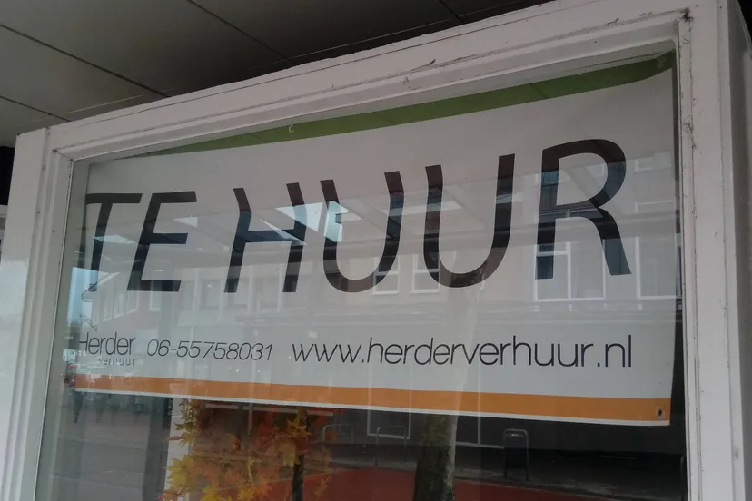 Herder_Verhuur_'TE_HUUR'_poster,_Veendam_(2019)_01