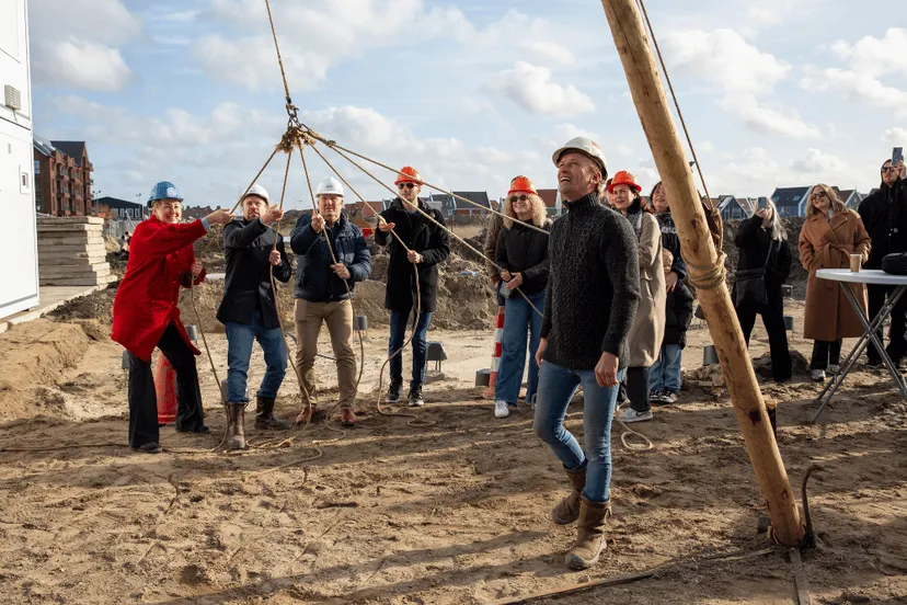 Samen met kopers symbolisch de eerste paal staan