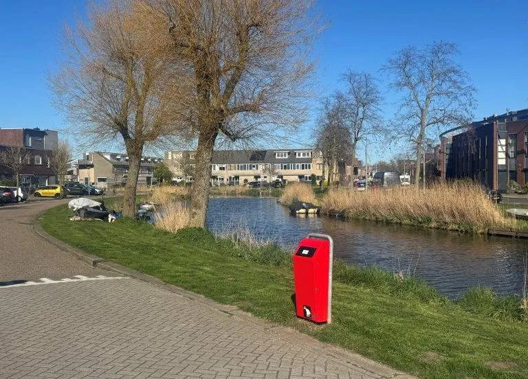 Nieuwe-rode-prullenbakken-768x576