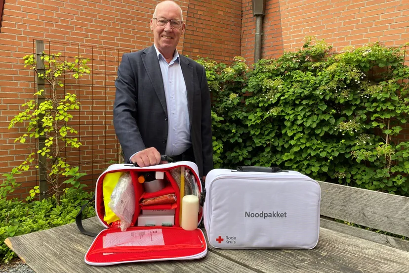 260608 Wethouder Pietersma laat noodpakket zien