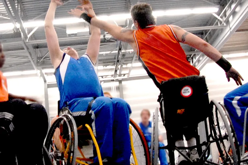 aangepast sporten rolstoel basketbal team sportservice zandvoort