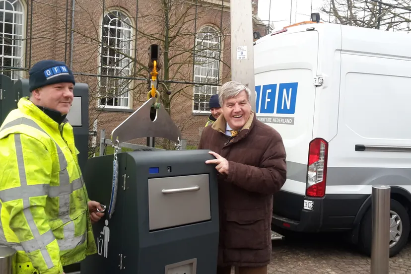 afvalbakken geplaatst met joop berendsen jaap koper