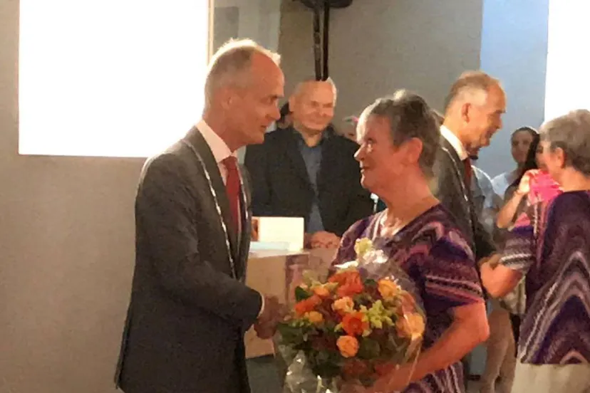 conny lodewijk krijgt waarderingsspeld van burgemeester niek meijer bijgewerkt foto michiel drommel