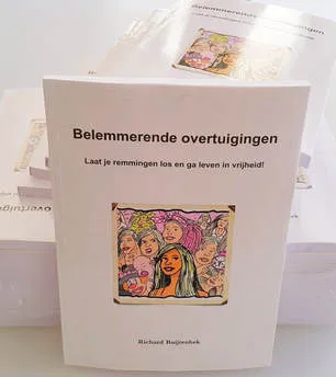 cover boek belemmerende overtuigingen met stapel boeken website belemmerende overtuigingen