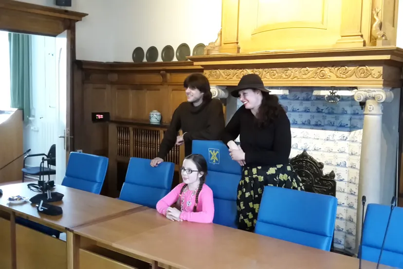 kinderburgemeester gaia van der moolen samen met haar ouders in de raadszaal jaap koper