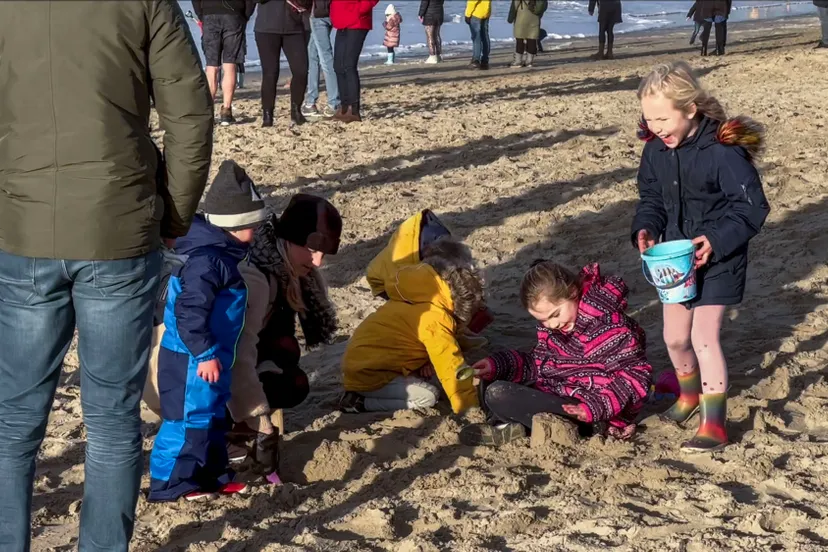 kinderen spelen met zand