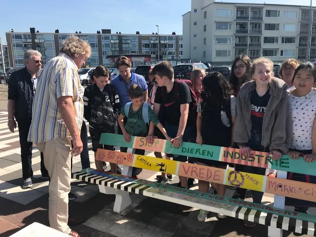 kinderkunstbankjes onthulling met gert toonen hilly jansen