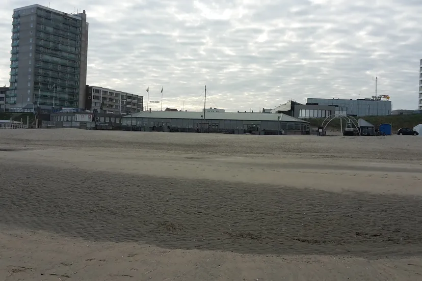 leeg strand bij rotonde jaap koper