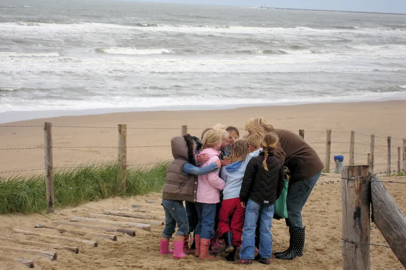 leslokaal in de natuur schoolgids op excursie met kinderen ivn