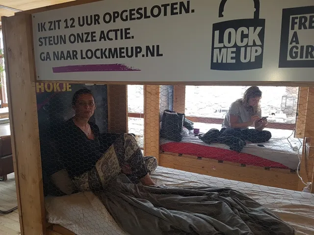 lock me up free a girl joke bakker voorgrond en shannon terlouw achtergrond bas bakker bewerkt