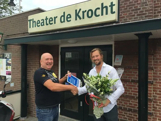 theo smit en robert hartog bij ingang theater de krocht khn