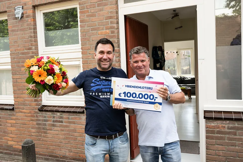 tuncay de man van danielle uit zandvoort verrast door vriendenloterij ambassadeur wolter kroes met 100000 euro