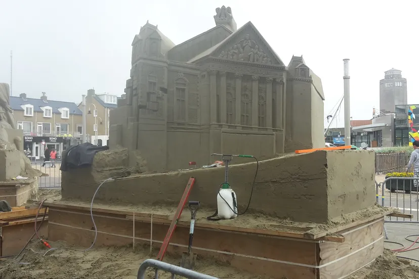 zandsculptuur van het concertgebouw door maxim gazendam jaap koper