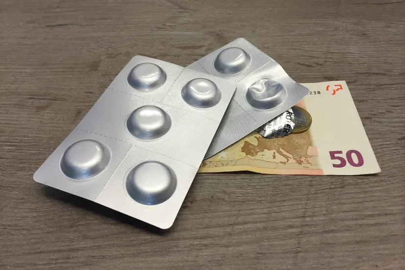 zorgvezekering geld en medicijnen pixabay