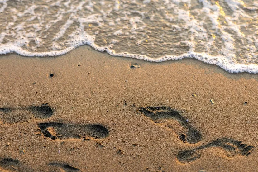 voetstappen op strand nathan osman via pixabay